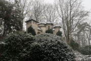 Het kasteel van <a href="/lemma/Doornroosje" title="Doornroosje">Doornroosje</a> in de sneeuw.