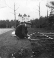 <a href="/lemma/Lou_Smeets" title="Lou Smeets">Lou Smeets</a> werkt aan een border in de <a href="/lemma/Siertuin" title="Siertuin">Siertuin</a>