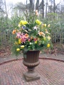 Een boeket bloemen ter decoratie van de <a href="/lemma/Pardoes_Promenade" title="Pardoes Promenade">Pardoes Promenade</a>. (Foto: Jos, april 2004)