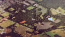 Luchtfoto <a href="/lemma/Efteling" title="Efteling">Efteling</a> <a href="/lemma/1979" title="1979">1979</a>, opvallend is de plek met <a href="/lemma/Lou_Smeets#Wonen_in_de_Efteling" title="Lou Smeets">afgebrande boerderij</a> waar 5 jaar later wordt gestart met de bouw van <a href="/lemma/Fata_Morgana" title="Fata Morgana">Fata Morgana</a>, een helderblauw <a href="/lemma/Zwembad" title="Zwembad">Zwembad</a>, het <a href="/lemma/Tennispark" title="Tennispark">Tennispark</a> en <a href="/lemma/Ingang_Oost" title="Ingang Oost">Ingang Oost</a>.