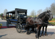 <a href="/lemma/Efteling_Theater_Tram" title="Efteling Theater Tram">Efteling Theater Tram</a>, voor het <a href="/lemma/Efteling_Theater" title="Efteling Theater">Efteling Theater</a>, nog zonder bordje