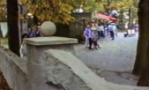 <a href="/lemma/Het_Zwarte_Schaep" title="Het Zwarte Schaep">Het Zwarte Schaep</a> in 1989 tegenover <a href="/lemma/Het_Witte_Paard" title="Het Witte Paard">Het Witte Paard</a>, <a href="/lemma/1989" title="1989">1989</a>
