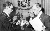 Burgemeester <a href="/lemma/Ferdinand_Fi%C3%A9vez" title="Ferdinand Fiévez">Ferdinand Fiévez</a> (l) benoemt <a href="/lemma/Reinier_van_der_Heijden" title="Reinier van der Heijden">Reinier van der Heijden</a> (m) en <a href="/lemma/Anton_Pieck" title="Anton Pieck">Anton Pieck</a> (r) tot ereburgers van de gemeente <a href="/lemma/Loon_op_Zand" title="Loon op Zand">Loon op Zand</a>, 14 mei 1978