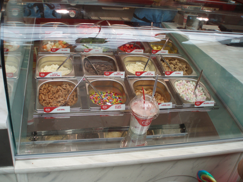 Bestand:Happiness2011toppings.jpg
