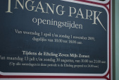 Bord nabij <a href="/lemma/Ingang_Park" title="Ingang Park">Ingang Park</a> waar ieder jaar opnieuw plakletters op wordt geplakt, foto uit <a href="/lemma/2009" title="2009">2009</a>