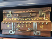 Koffer in de Lobby (Wonder Hotel), met opschrift &quot;G.T.E.&quot; (<a href="/lemma/Golden_Tulip" title="Golden Tulip">Golden Tulip</a> Eftelinghotel) en het tulp-logo.