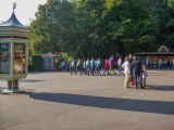 <a href="/lemma/Pira%C3%B1aplein" title="Pirañaplein">Pirañaplein</a> met <a href="/lemma/Informatiekiosk" title="Informatiekiosk">informatiekiosk</a> en <a href="/lemma/Seylend_Fregat" class="mw-redirect" title="Seylend Fregat">Seylend Fregat</a> in <span class="redlink">2008</span>