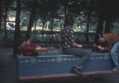 Schommelbank in de <a href="/lemma/Kleuterhof_(1960)" title="Kleuterhof (1960)">Kleuterhof (1960)</a> in <a href="/lemma/1978" title="1978">1978</a>