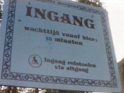 Ingangsbord bij <a href="/lemma/Fata_Morgana" title="Fata Morgana">Fata Morgana</a> met een wachttijd-sticker van 15 minuten, <a href="/lemma/1987" title="1987">1987</a>