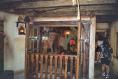 Bezoekersruimte <a href="/lemma/Herberg_de_Ersteling" class="mw-redirect" title="Herberg de Ersteling">Herberg de Ersteling</a> en halletje richting de uitgang, kort na opening