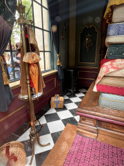 De reisparafernalia van prinses Adinda van <a href="/lemma/De_Prinses_op_de_Erwt" title="De Prinses op de Erwt">De Prinses op de Erwt</a> in het interieur van het sprookje: rieten koffers, parasol en mantel aan de kapstok - 2025 - Foto: Eftepedia