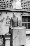 <a href="/lemma/Reinier_van_der_Heijden" title="Reinier van der Heijden">Reinier van der Heijden</a> speecht bij de opening van het <a href="/lemma/Anton_Pieckplein" title="Anton Pieckplein">Anton Pieckplein</a>, 5 juni <span class="redlink">1954</span>
