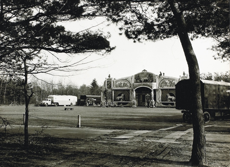 Bestand:Stoomcarrouseljarenvijftig.jpg
