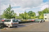 <a href="/lemma/Dienstencentrum" title="Dienstencentrum">Dienstencentrum</a> vanaf de entree van het <a href="/lemma/Stuurhuys" title="Stuurhuys">Stuurhuys</a>, gezien richting de parkeerplaats daarvoor, rechts een reepje kantoor <a href="/lemma/Vogelengezang" title="Vogelengezang">Vogelengezang</a> en links het <a href="/lemma/Gildehuis" title="Gildehuis">Gildehuis</a>, <span class="redlink">1998</span>