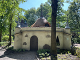 <a href="/lemma/Lurk_en_Limoenhuys" title="Lurk en Limoenhuys">Lurk en Limoenhuys</a>, achterzijde, 2024