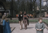 <a href="/lemma/Opa_Gijs" title="Opa Gijs">Opa Gijs</a> naast de <a href="/lemma/Kleyne_Klaroen" title="Kleyne Klaroen">Kleyne Klaroen</a> in <span class="redlink">1972</span>