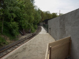 Perron van <a href="/lemma/Station_de_Oost" title="Station de Oost">Station de Oost</a> in aanbouw. Meermaals moest men delen van het perron smaller of breder maken om perfect aan te sluiten op de <a href="/lemma/Stoomtrein" class="mw-redirect" title="Stoomtrein">Stoomtrein</a>. April <span class="redlink">2009</span>