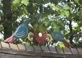 Decoratie op de dankrand van de schuilhut op het <a href="/lemma/Herautenplein" title="Herautenplein">Herautenplein</a>. Bron: Pretpark Beelden op YouTube