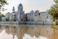 Exterieur, 06-1985. Zicht op de voorgevel, in keurig ingeschaduwde en afgewerkte staat.