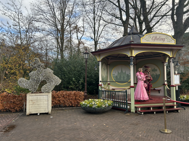 Bestand:Kiosk-topiary.jpeg