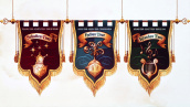 Ontwerp van de tourvaandels in <a href="/lemma/Symbolica" title="Symbolica">Symbolica</a>, zoals getoond tijdens de &#039;&#039;Iconic Ride Spotlight: Symbolica at Efteling&#039;&#039; tijdens IAAPA Expo Europe 2024.