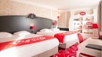 <a href="/lemma/Coca-Cola_Suite" title="Coca-Cola Suite">Coca-Cola Suite</a> in het <a href="/lemma/Efteling_Hotel" title="Efteling Hotel">Efteling Hotel</a> inrichting sinds <span class="redlink">2016</span>.