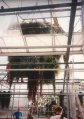 <a href="/lemma/Hanging_Basket" title="Hanging Basket">Hanging Basket</a> wordt uit de kas waar hij gemaakt is gehesen om op transport te gaan naar de Efteling.