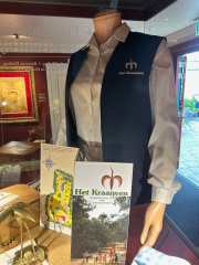 Uniform van <a href="/lemma/Het_Kraanven" title="Het Kraanven">Het Kraanven</a> zoals tentoongesteld in het <a href="/lemma/Efteling_Museum" title="Efteling Museum">Efteling Museum</a>