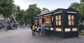 Kraam “Verse Friet” met aankleding <a href="/lemma/Efteling_Stoomtreinmaatschappij" class="mw-redirect" title="Efteling Stoomtreinmaatschappij">Efteling Stoomtreinmaatschappij</a>, tegenover <a href="/lemma/Halve_Maen" title="Halve Maen">Halve Maen</a>, zomer 2019