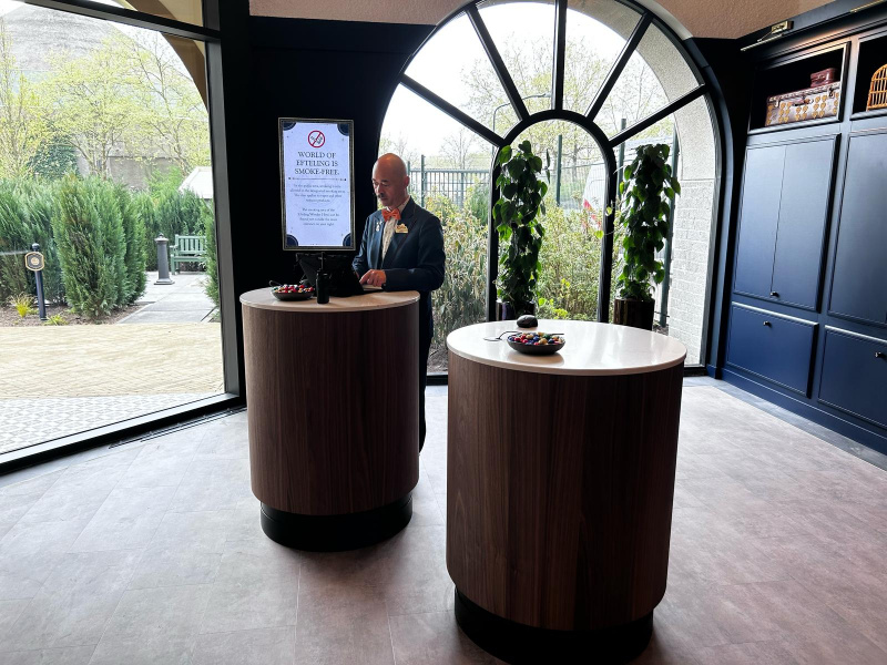 Bestand:Ewh-lobby-ontvangst.jpeg