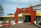 <a href="/lemma/Familie_Vermeer_Dinnershow" title="Familie Vermeer Dinnershow">Familie Vermeer Dinnershowentree</a> in <a href="/lemma/1997" title="1997">1997</a>, met hier nog op te hangen titelborden aan de zijkanten van de grote ingangspoort.