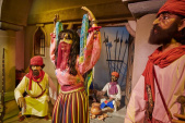 Buikdanseres en wachters in het voorportaal van de gevangenis van Fata Morgana.