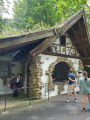 Het huis van <a href="/lemma/Repelsteeltje" title="Repelsteeltje">Repelsteeltje</a> in <a href="/lemma/Bl%C3%BChendes_Barock" title="Blühendes Barock">Blühendes Barock</a>.