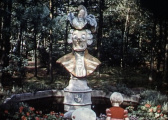 <a href="/lemma/De_dienaar_met_wesp" class="mw-redirect" title="De dienaar met wesp">De dienaar met wesp</a> in <span class="redlink">1954</span>