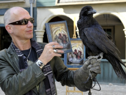 Paul met raaf en boek