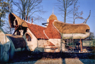 Het exterieur van Lal's Brouwhuys is bijna voltooid, het laatste dakje wordt gedekt.