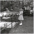 Marleen van der Heijden, dochter van Efteling-oprichter <a href="/lemma/Reinier_van_der_Heijden" title="Reinier van der Heijden">Reinier van der Heijden</a>, opent het sprookje <a href="/lemma/Hans_en_Grietje" title="Hans en Grietje">Hans en Grietje</a> middels een druk op de kruk, 18 juni <a href="/lemma/1955" title="1955">1955</a>.