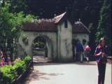 Eerste (dubbele) poortje voor kasteel van <a href="/lemma/Doornroosje" title="Doornroosje">Doornroosje</a> vanaf de laan voor het kasteeltje in <a href="/lemma/1981" title="1981">1981</a>