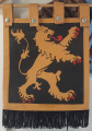 Vaandel van een heraut bij <a href="/lemma/De_Magische_Klok" title="De Magische Klok">De Magische Klok</a>, zoals te zien in etalage <a href="/lemma/Spiegeltje,_spiegeltje..." title="Spiegeltje, spiegeltje...">Spiegeltje, spiegeltje...</a>