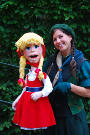 <a href="/lemma/Roodkapje_(Sprookjesboom)" title="Roodkapje (Sprookjesboom)">Roodkapje (Sprookjesboom)</a> als handpop in het Sprookjesbos door <a href="/lemma/Amy_Galat%C3%A1" title="Amy Galatá">Amy Galatá</a>, <a href="/lemma/2009" title="2009">2009</a>