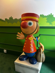 <a href="/lemma/Carnaval_Festival" title="Carnaval Festival">Carnaval Festival</a>-figuur als piccolo in de <a href="/lemma/Jokie_%26_Jet_Suite" title="Jokie &amp; Jet Suite">Jokie &amp; Jet Suite</a>, hij heet Lenni