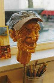 Hoofd van de heks van <a href="/lemma/Raponsje" title="Raponsje">Raponsje</a> bij <a href="/lemma/Decoratie_%26_Vormgeving" title="Decoratie &amp; Vormgeving">Decoratie &amp; Vormgeving</a>, met voor de lol een petje op.