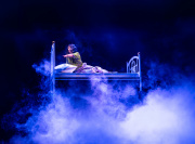 <a href="/lemma/Magicaluna" title="Magicaluna">Magicaluna</a>, scènebeeld, zwevend bed