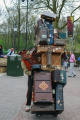 <a href="/lemma/Jeroen_Verheij" title="Jeroen Verheij">Jeroen Verheij</a> in zijn act <a href="/lemma/Koffers_vol_herinnering" title="Koffers vol herinnering">Koffers vol herinnering</a> in april <span class="redlink">2010</span>
