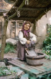 Wasvrouwtje in het <a href="/lemma/Kabouterdorp" title="Kabouterdorp">Kabouterdorp</a>, vermoedelijk begin jaren tachtig