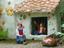 <a href="/lemma/Hans_en_Grietje" title="Hans en Grietje">Hans en Grietje</a> bij een antieke <a href="/lemma/Muzikale_Paddenstoel" title="Muzikale Paddenstoel">paddenstoel</a> (foto: Friso Geerlings)