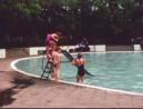 <a href="/lemma/Kinderbad" title="Kinderbad">Kinderbad</a> met glijbaantje tegenover de grote witte olifant in <a href="/lemma/1981" title="1981">1981</a>
