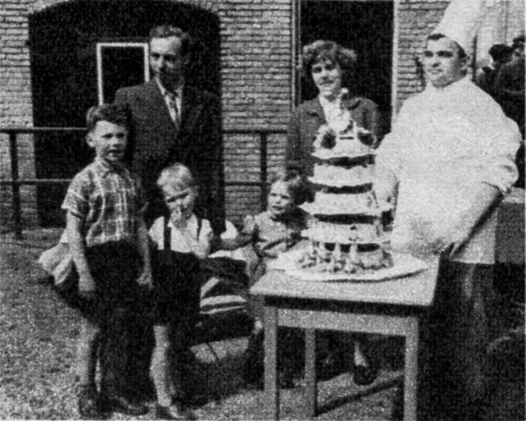 Bestand:Miljoenste-bezoeker-1954-ingangparklaan.jpg