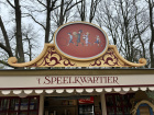 Naambord <a href="/lemma/%27t_Speelkwartier" title="&#039;t Speelkwartier">&#039;t Speelkwartier</a>, Speelland, Efteling. Het toont een processie van spelende dan wel musicerende kinderen met een hoepel, bekkens, trom en -pet. Ze zijn gekleed in oudhollandse kledij, de achterste heeft een hoedje van papier en een knuffelbeer. Achteraan de optocht loopt een duif.