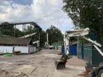 De graafmachines staan klaar om de Bob direct na sluiting te slopen.